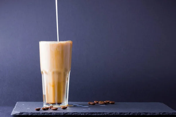 Café Helado Con Leche Sobre Fondo Oscuro Bebida Verano Con —  Fotos de Stock