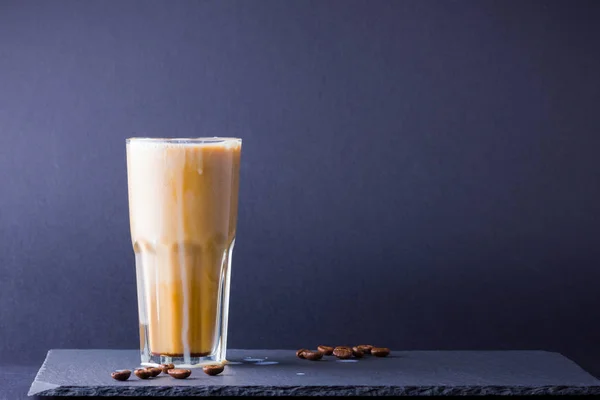 Café Helado Con Leche Sobre Fondo Oscuro Bebida Verano Con — Foto de Stock