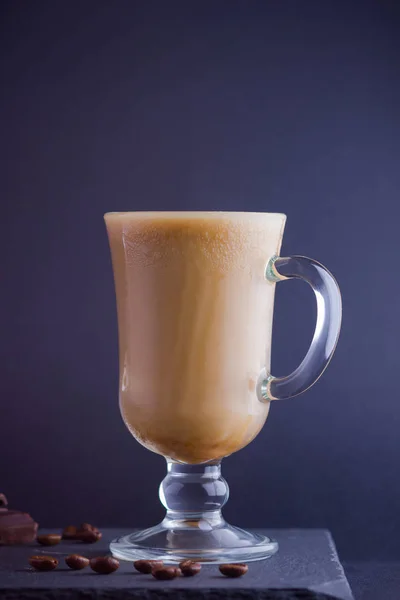 Eiskaffee Mit Milch Auf Dunklem Hintergrund Latte Und Schwarze Schokolade — Stockfoto