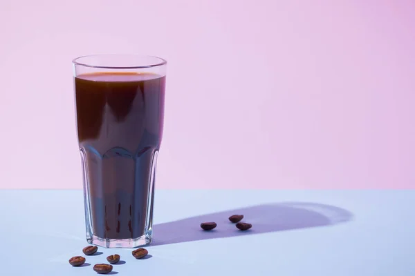 Kaffee Konzept Kaffeetrinken Und Kaffeebohnen Auf Pastellfarbenem Hintergrund Ein Glas — Stockfoto