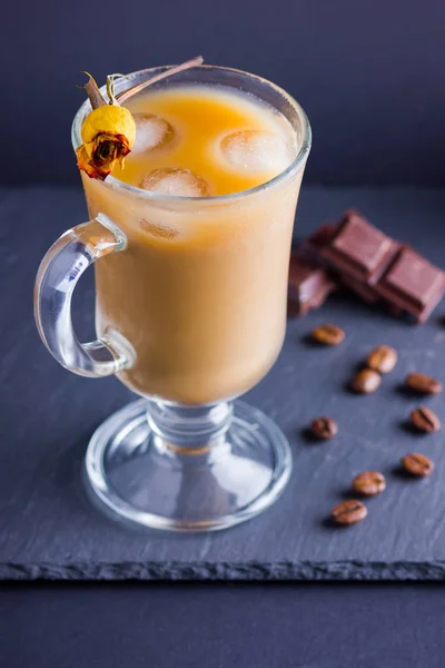 Kupfer Kaffeekanne Cezve Und Kaffeebohnen Kaffee Mit Milch Auf Dunklem — Stockfoto