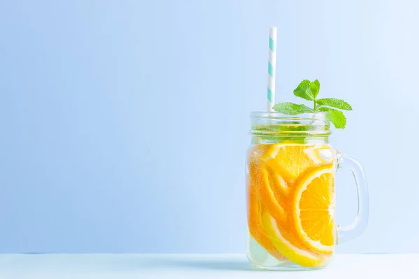 Agua Infundida Con Frutas Sobre Fondo Azul Taza Deliciosa Bebida —  Fotos de Stock