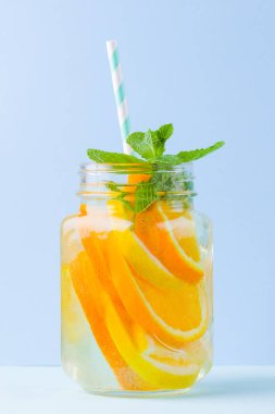 Mavi arka planda meyve ile su infakit. Mavi arka planda nane ile mix meyveler lezzetli ferahlatıcı içecek kupa. Mason kavanoz içinde buzlu yaz içeceği. Minimalizm