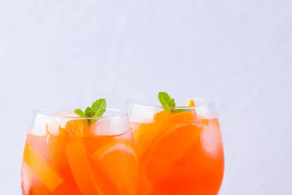 Aperol Spritz Cocktail Mit Minzblättern Auf Weißem Hintergrund Ein Glas — Stockfoto