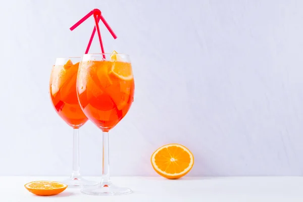 Cocktail Aperol Spritz Aux Feuilles Menthe Sur Fond Blanc Verre — Photo