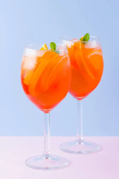 Cóctel Aperol Spritz Sobre Fondo Rosa Azulado Cóctel Italiano Aperol — Foto de Stock