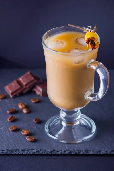 Kupfer Kaffeekanne Cezve Und Kaffeebohnen Kaffee Mit Milch Auf Dunklem — Stockfoto