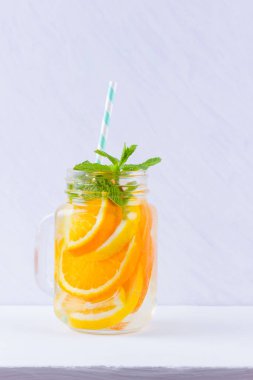 Beyaz arka planda meyve ile su infakit. Beyaz arka planda nane ile mix meyveler lezzetli ferahlatıcı içecek kupa. Mason kavanoz içinde buzlu yaz içeceği. Minimalizm