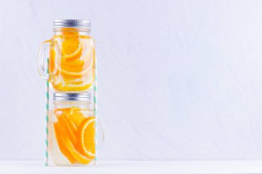 Beyaz arka planda meyve ile su infakit. Beyaz arka plan üzerinde Mix meyveler lezzetli ferahlatıcı içecek kupa. Mason kavanoz içinde buzlu yaz içeceği. Minimalizm