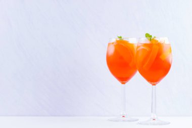 Beyaz bir arka plan üzerinde nane yaprakları ile Aperol Spritz kokteyl. İtalyan kokteyl aperol spritz beyaz. Izole