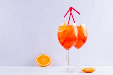 Beyaz bir arka plan üzerinde nane yaprakları ile Aperol Spritz kokteyl. İtalyan kokteyl aperol spritz beyaz. Izole