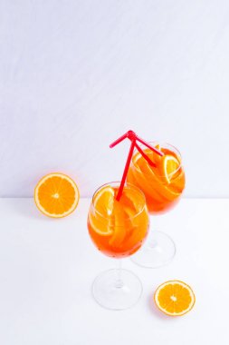 Beyaz bir arka plan üzerinde nane yaprakları ile Aperol Spritz kokteyl. İtalyan kokteyl aperol spritz beyaz. Izole