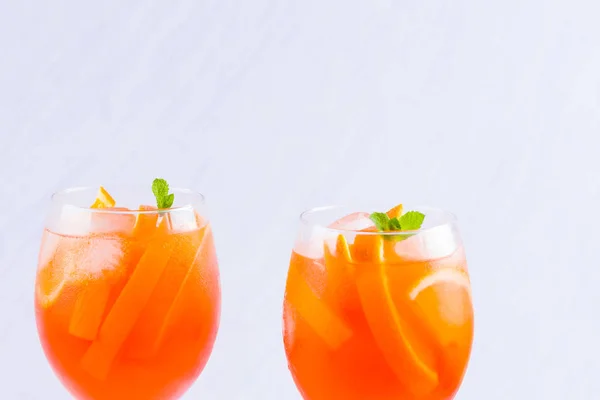 Aperol Spritz Cocktail Med Myntablad Vit Bakgrund Italiensk Cocktail Aperol — Stockfoto