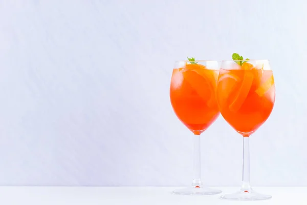 Aperol Spritz Cocktail Mit Minzblättern Auf Weißem Hintergrund Italienischer Cocktail — Stockfoto