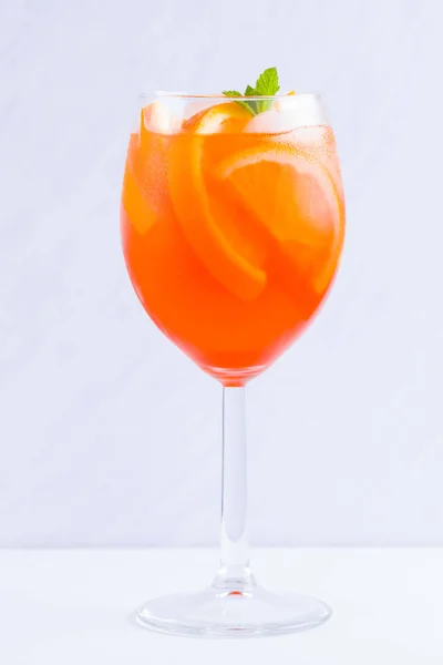 Coquetel Aperol Spritz Com Folhas Hortelã Fundo Branco Spritz Aperol — Fotografia de Stock