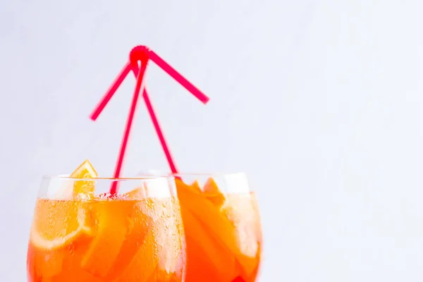 Aperol Spritz Cocktail Met Muntblaadjes Een Witte Achtergrond Italiaanse Cocktail — Stockfoto