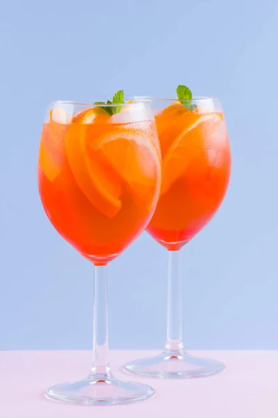 Cocktail Aperol Spritz Fundo Rosa Azul Spritz Aperol Coquetel Italiano — Fotografia de Stock