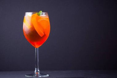 Siyah arka planda kokteyl aperol spritz. Portakal meyve ve taze nane ile yaz alkol kokteyl. Ahşap tahtalarda İtalyan kokteyl aperol spritz