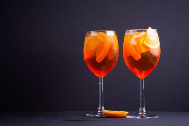 Siyah arka planda kokteyl aperol spritz. Portakal meyve ve taze nane ile yaz alkol kokteyl. Ahşap tahtalarda İtalyan kokteyl aperol spritz