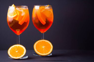 Siyah arka planda kokteyl aperol spritz. Portakal meyve ve taze nane ile yaz alkol kokteyl. Ahşap tahtalarda İtalyan kokteyl aperol spritz