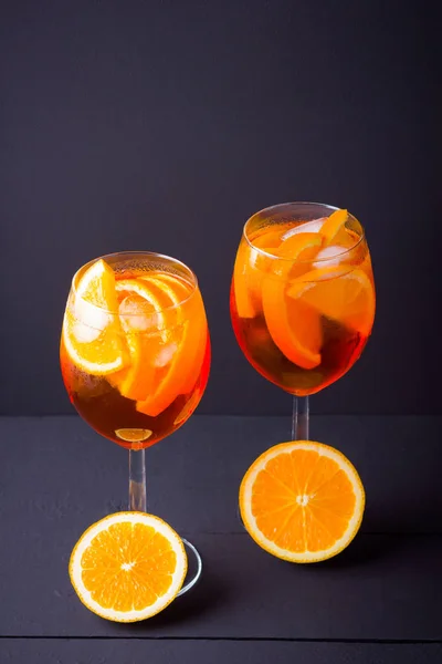 Cocktail Aperol Spritz Fundo Preto Coquetel Álcool Verão Com Frutas — Fotografia de Stock