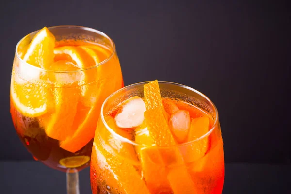 Koktél Aperol Spritz Fekete Háttér Nyári Alkoholos Koktélok Narancs Gyümölcsökkel — Stock Fotó