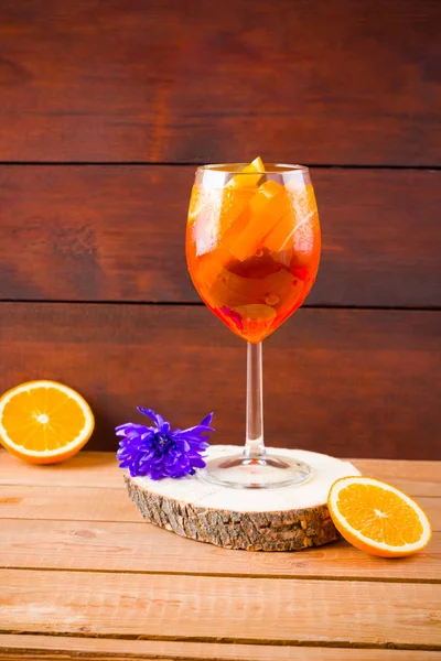 Aperol Spritz Cocktail Tábuas Madeira Coquetel Alcoólico Verão Com Fatias — Fotografia de Stock
