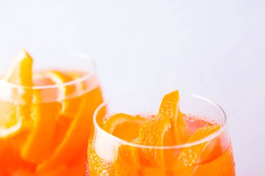 Beyaz bir arka plan üzerinde nane yaprakları ile Aperol Spritz kokteyl. Beyaz İtalyan kokteyl aperol spritz
