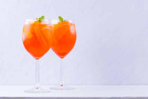 Aperol Spritz Cocktail Mit Minzblättern Auf Weißem Hintergrund Italienischer Cocktail — Stockfoto