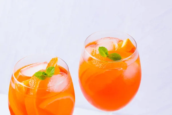 Aperol Spritz Koktél Mentalevél Fehér Alapon Olasz Koktél Aperol Spritz — Stock Fotó