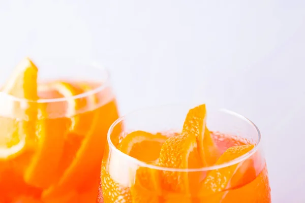 Aperol Spritz Koktajl Liści Mięty Białym Tle Włoski Koktajl Aperol — Zdjęcie stockowe