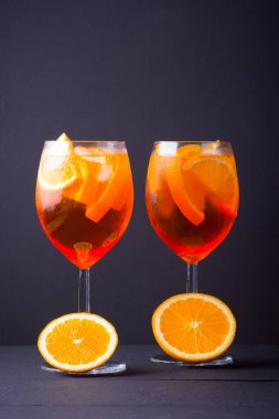 Siyah arka planda kokteyl aperol spritz. Portakal meyve ve taze nane ile yaz alkol kokteyl. Ahşap tahtalarda İtalyan kokteyl aperol spritz