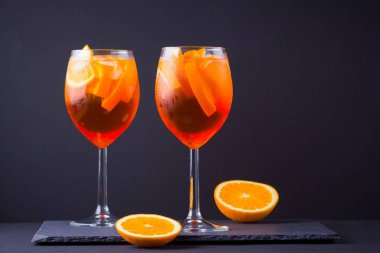 Siyah arka planda kokteyl aperol spritz. Portakal meyve ve taze nane ile yaz alkol kokteyl. Ahşap tahtalarda İtalyan kokteyl aperol spritz