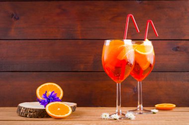 Ahşap tahtalarda Aperol spritz kokteyl. Turuncu dilimler ve çiçekler ile yaz alkollü kokteyl. Ahşap tahtalarda Aperol spritz
