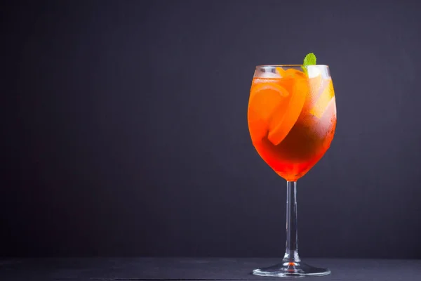 Cocktail Aperol Spritz Fundo Preto Coquetel Álcool Verão Com Frutas — Fotografia de Stock