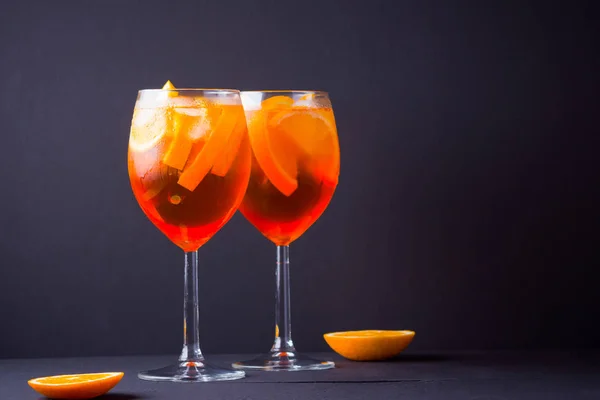 Cocktail Aperol Spritz Auf Schwarzem Hintergrund Sommeralkoholcocktail Mit Orangenfrüchten Und — Stockfoto