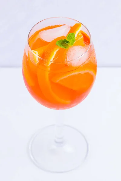 Cocktail Aperol Spritz Avec Des Feuilles Menthe Sur Fond Blanc — Photo