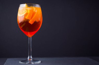 Siyah arka planda kokteyl aperol spritz. Portakal meyve ve taze nane ile yaz alkol kokteyl. Ahşap tahtalarda İtalyan kokteyl aperol spritz