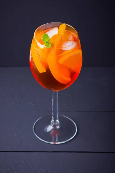 Cocktail Aperol Spritz Fundo Preto Coquetel Álcool Verão Com Frutas — Fotografia de Stock