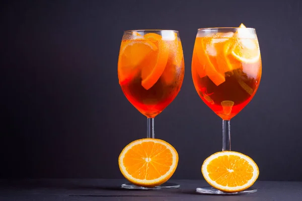 Cocktail Aperol Spritz Fundo Preto Coquetel Álcool Verão Com Frutas — Fotografia de Stock