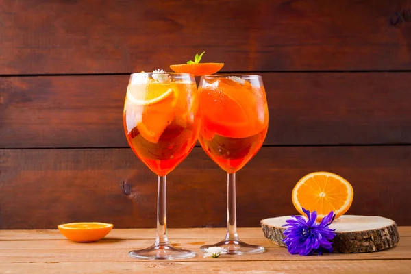 Ahşap Tahtalarda Kokteyl Aperol Spritz Turuncu Dilimler Çiçekler Ile Yaz — Stok fotoğraf