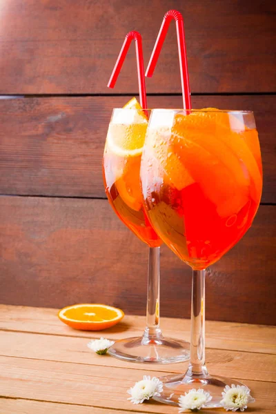 Cocktail Aperol Spritz Sur Des Planches Bois Cocktail Alcoolisé Été — Photo