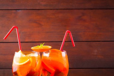 Ahşap tahtalarda kokteyl aperol spritz. Turuncu dilimler ve çiçekler ile yaz alkollü kokteyl. Ahşap tahtalarda Aperol spritz