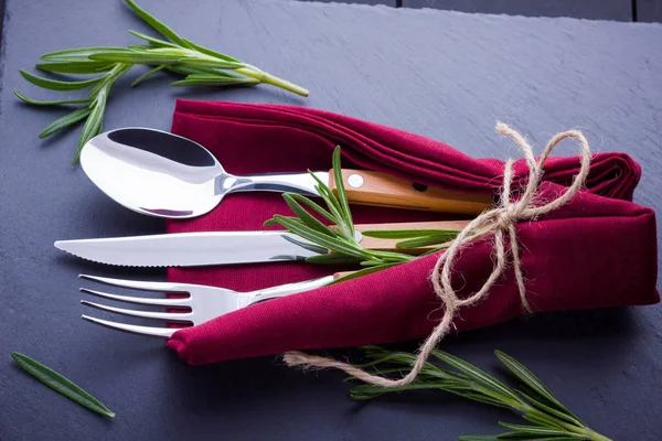 Set Coltelleria Cucchiaio Forchetta Pietra Ardesia Utensili Con Tovagliolo Bordeaux — Foto Stock