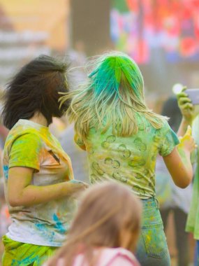 Renkler festivali. İnsanlar renkli tozla kaplı. Renkli holi festivali. Renkli Holi Festivali sırasında dans Celebrants