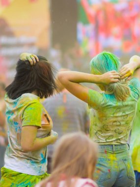 Renkler festivali. İnsanlar renkli tozla kaplı. Renkli holi festivali. Renkli Holi Festivali sırasında dans Celebrants