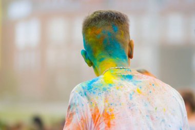 Renkler festivali. İnsanlar renkli tozla kaplı. Renkli holi festivali. Renkli Holi Festivali sırasında dans Celebrants
