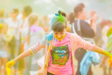 Dnipro, Ukrayna - 29 Haziran 2019: Renkler Festivali. İnsanlar renkli tozla kaplı. Renkli holi festivali. Renkli Holi Festivali sırasında dans Celebrants
