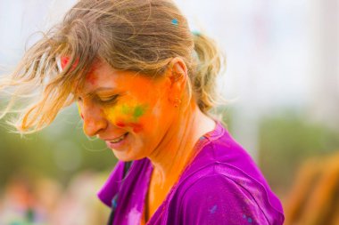 Dnipro, Ukrayna - 29 Haziran 2019: Renkler Festivali. İnsanlar renkli tozla kaplı. Renkli holi festivali. Renkli Holi Festivali sırasında dans Celebrants