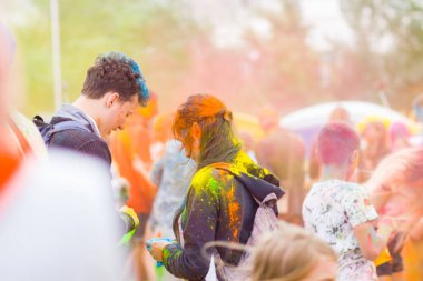 Dnipro, Ukrayna - 29 Haziran 2019: Renkler Festivali. İnsanlar renkli tozla kaplı. Renkli holi festivali. Renkli Holi Festivali sırasında dans Celebrants
